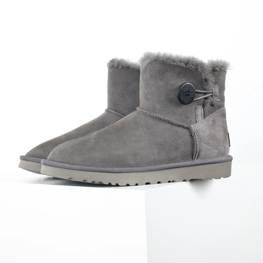 Pick up locally 💰560 Core recommended good price It is a very suitable choice for home furnishings. In the new year, uug launched a series of styles, which are partial to the preferences of young consumers and have also moved to the forefront of fashion trends. Shoe body material: water-repellent coated suede upper, 17 mm UGGPURE™ implantable wool insole, lightweight non-slip and comfortable rubber outsole, with brand LOGO and trademark, with full packaging Size: 35 36 37 38 39 40